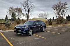2023 toyota highlander side view