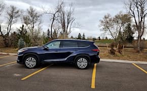 2022 Toyota Highlander side view