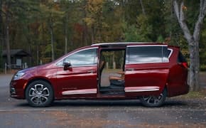 2023 Chrysler Pacifica side view