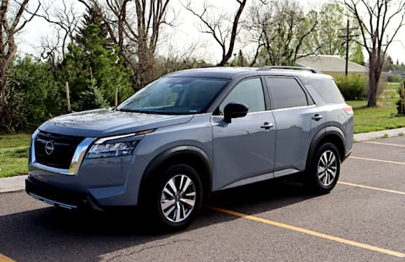 2023 Nissan Pathfinder front and side view