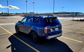 2023 Kia Telluride side and back view