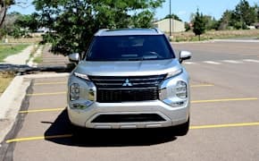 2022 Mitsubishi Outlander front view