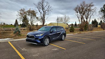 2023 toyota highlander side view
